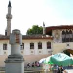 Площадь перед мечетью в Бахчисарае с монументом в честь приезда Екатерины II в 1787 г.